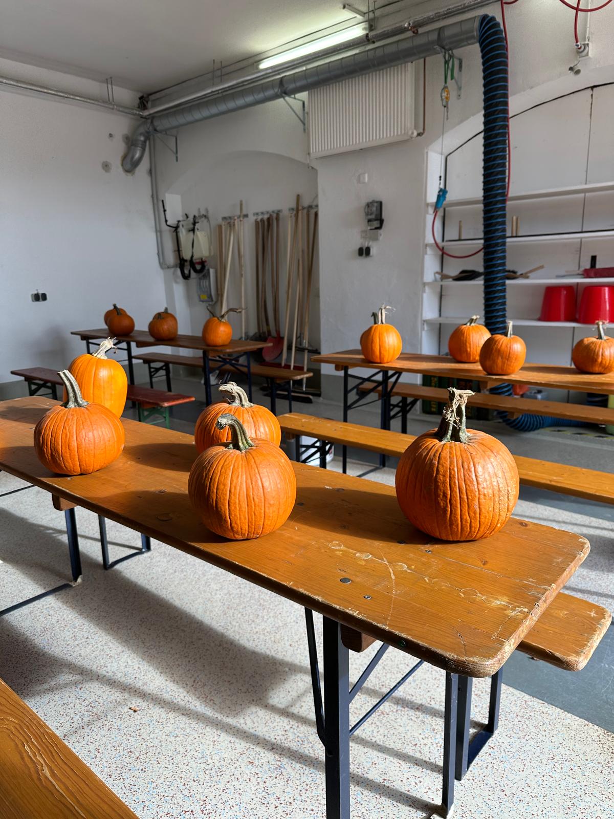 Leere Tische mit Kürbissen